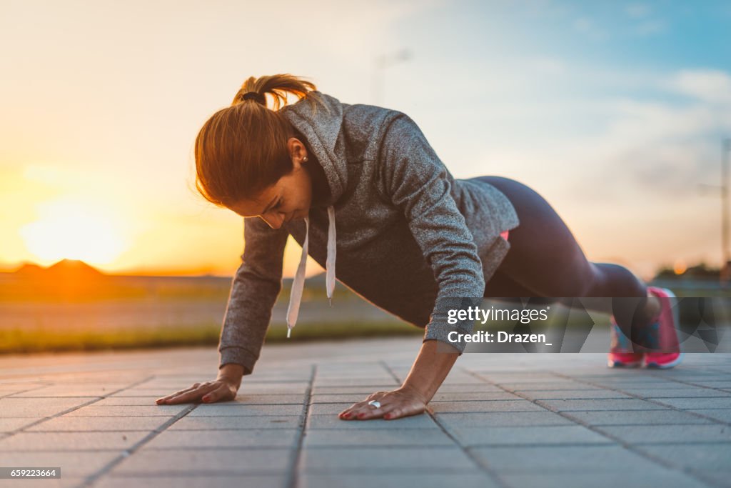 Imagen de mujer decidida, hacer deportes al aire libre para la mejor forma y hombros fuertes