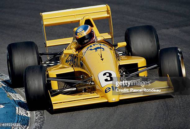 Martin Donnelly of Great Britain drives the Eddie Jordan Racing Camel Racing Reynard 89D-Mugen during the FIA International F3000 Championship race...