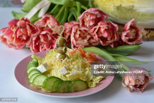 greek salad with tulip flowers - aperitivo plato de comida imagens e fotografias de stock