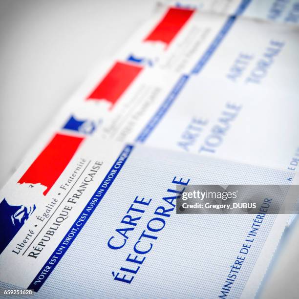 électeur électoral français cartes officielles du gouvernement permettant de voter gros plan papier placé dans une ligne sur un tableau blanc - élection france photos et images de collection