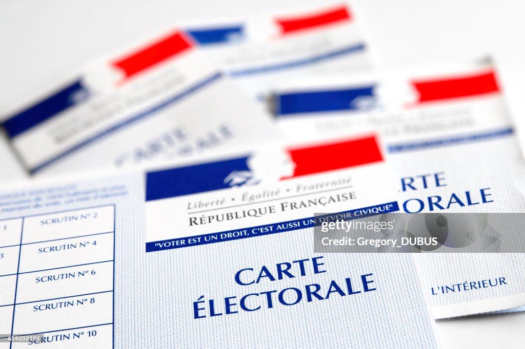 Votante electoral Franco tarjetas oficiales del gobierno que permite votar en primer plano de papel colocada sobre la mesa brillante blanco