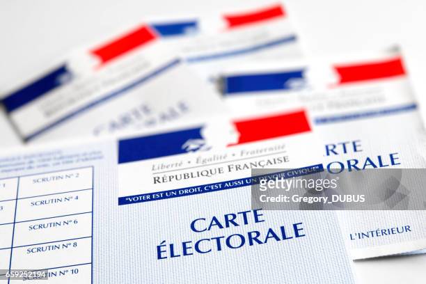 votante electoral franco tarjetas oficiales del gobierno que permite votar en primer plano de papel colocada sobre la mesa brillante blanco - elecciones presidenciales fotografías e imágenes de stock