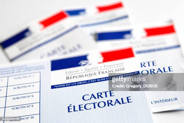 votante electoral franco tarjetas oficiales del gobierno que permite votar en primer plano de papel colocada sobre la mesa brillante blanco - baraja francesa fotografías e imágenes de stock