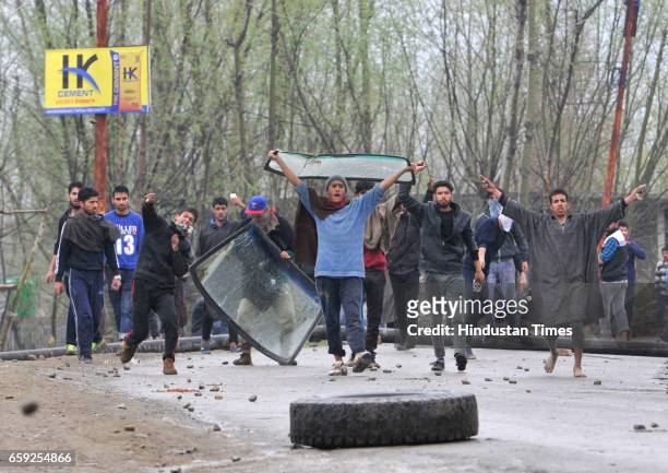 Kashmiri protesters shout slogann near a site of a gun-battle in Chadoora, on March 28, 2017 in Badgam district south of Srinagar, India. One...