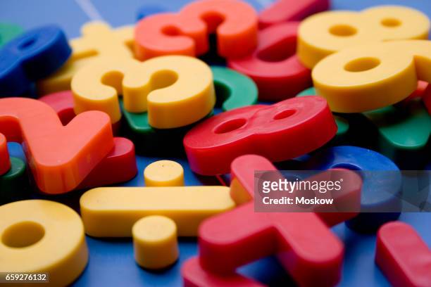 toy plastic numbers - número magnético imagens e fotografias de stock