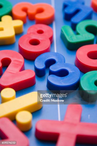 toy plastic numbers - número magnético imagens e fotografias de stock