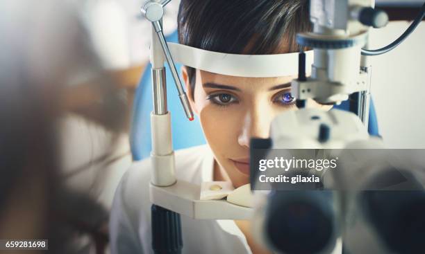 gezichtsvermogen examen. - eye exam stockfoto's en -beelden