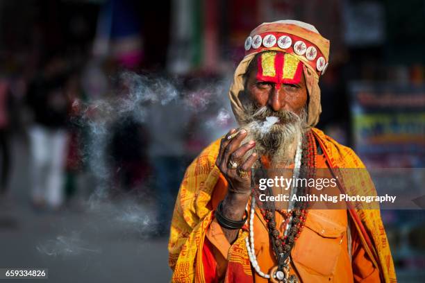 the smoking baba - sadhu stock-fotos und bilder