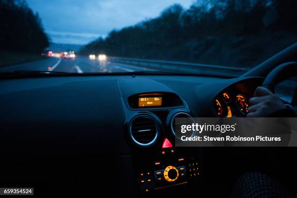 driving at night - habitacle de voiture photos et images de collection