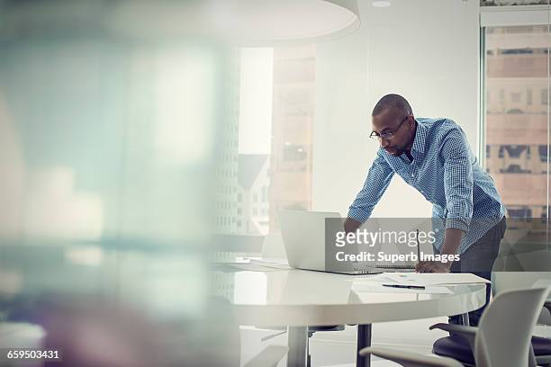 businessman working in office - enfoque diferencial fotografías e imágenes de stock