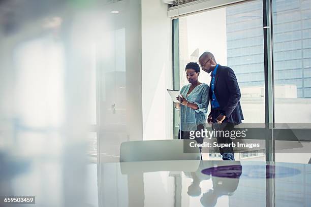 business meeting - african american woman with tablet stock-fotos und bilder