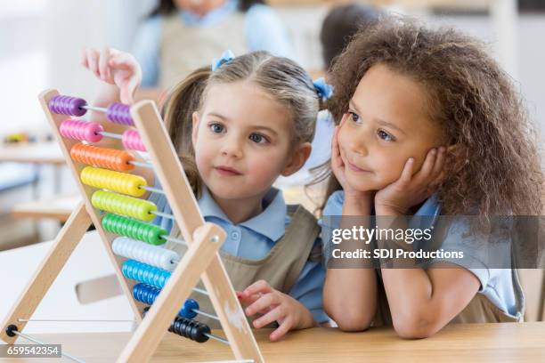 i bambini in età prescolare usano l'abaco durante le lezioni - bambino di età prescolare foto e immagini stock