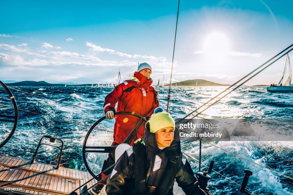 Crew auf Segelboot auf Regatta zu segeln, auf sonnigen Herbstmorgen