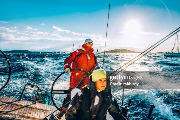 equipaggio a vela in barca a vela in regata nella soleggiata mattina d'autunno - velista foto e immagini stock