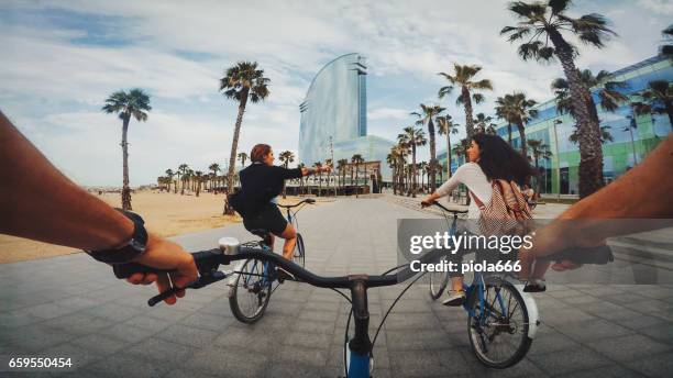 pov cykel ridning med vänner på stranden barceloneta i barcelona, spanien - barcelona bildbanksfoton och bilder