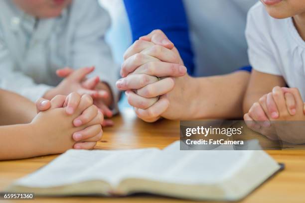 bidden - praying stockfoto's en -beelden