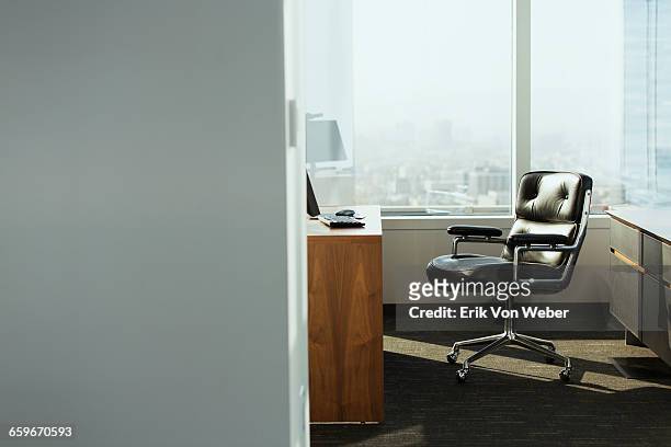 bright corner office space with desk and chairs - empty fotografías e imágenes de stock
