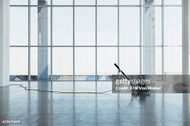 floor buffing machine in large empty office space - cleaning stock-fotos und bilder