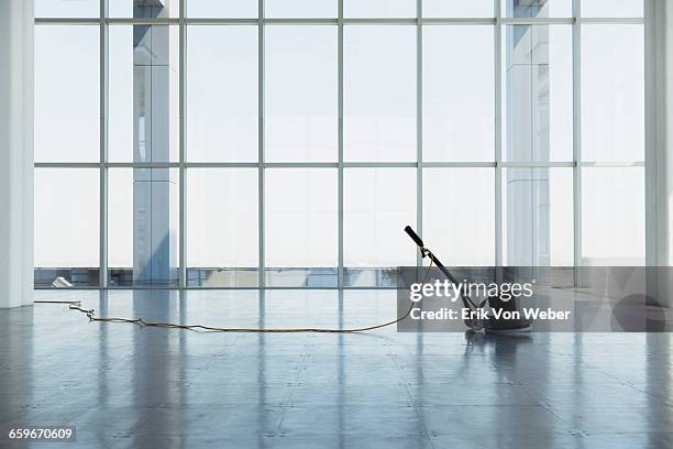 floor buffing machine in large empty office space - polit bureau photos et images de collection