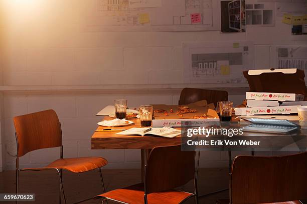 messy group worktable with pizza boxes - messy fotografías e imágenes de stock