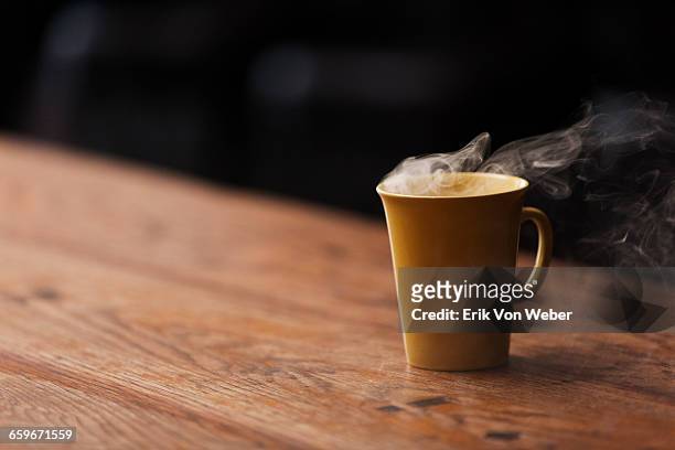 hot beverage on a wood cafe table - pause café imagens e fotografias de stock