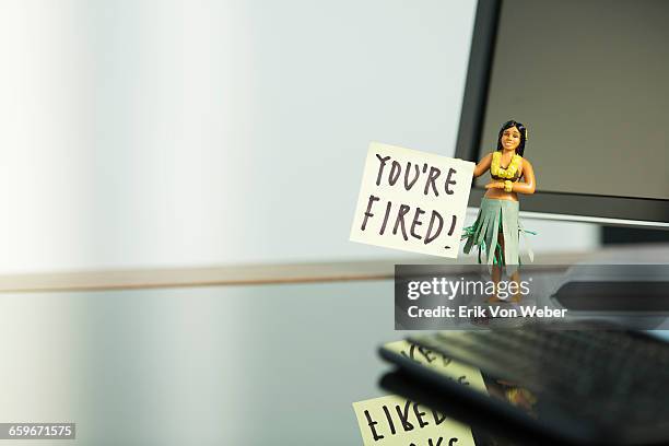 hula girl figurine with post it note on desk - rauswerfen stock-fotos und bilder