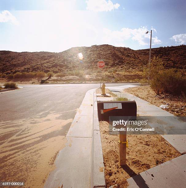 road and mailbox in desert - domestic mailbox fotografías e imágenes de stock