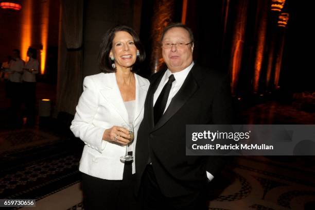 Cathy Weinroth and Stephen Weinroth attend PAUL TAYLOR DANCE COMPANY 2009 New York Season Gala at Cipriani 42nd Street on March 3, 2009 in New York...