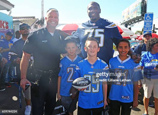 Tackle Chris Hairston poses with fans at the unveiling of the "Chargers Chilli Cheese" at Pink's Hot Dogs on March 14, 2017 in Los Angeles,...