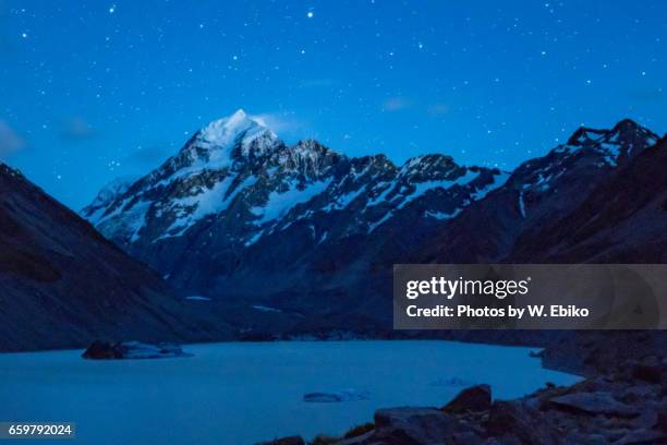 mt. cook from hooker lake - ニュージーランド stock-fotos und bilder