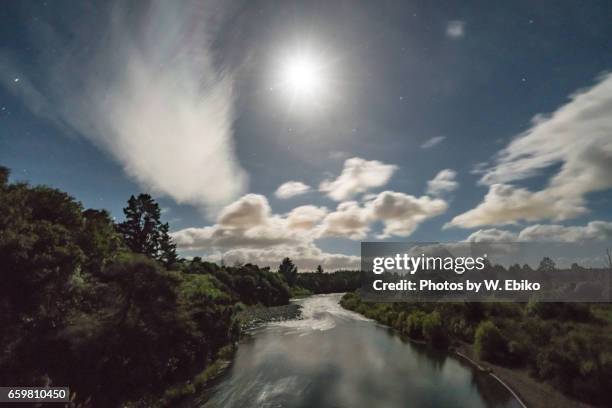 night view of tongariro river - ニュージーランド stock-fotos und bilder