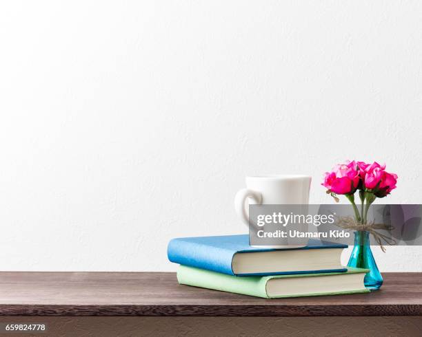 office supplies and flower. - 休息をとる stockfoto's en -beelden