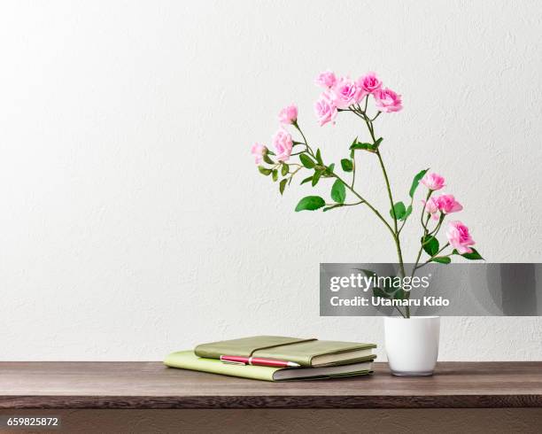 office supplies and flower. - 記章 bildbanksfoton och bilder