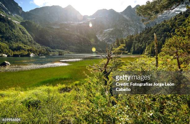 sunlight over lake quetrus edge view with mountains - tiempo atmosférico stockfoto's en -beelden