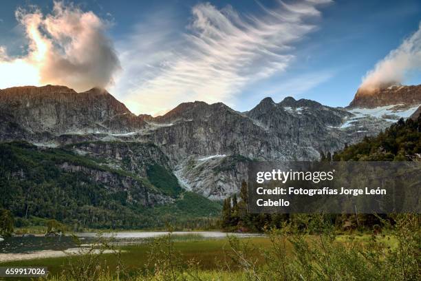 end of the day in lake quetrus and patagonian andes - tiempo atmosférico 個照片及圖片檔