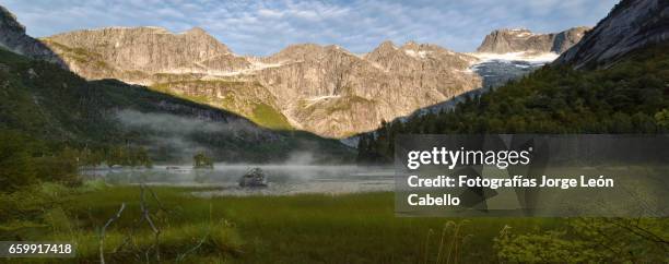 lake quetrus early light with fog panorama - tiempo atmosférico 個照片及圖片檔