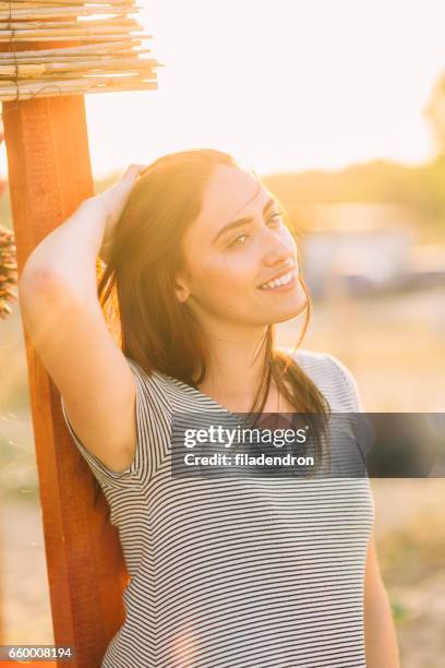 retrato de uma mulher de verão - no make up - fotografias e filmes do acervo