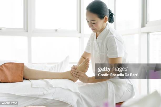 massage des pieds en hauts masseuse - réflexologie photos et images de collection