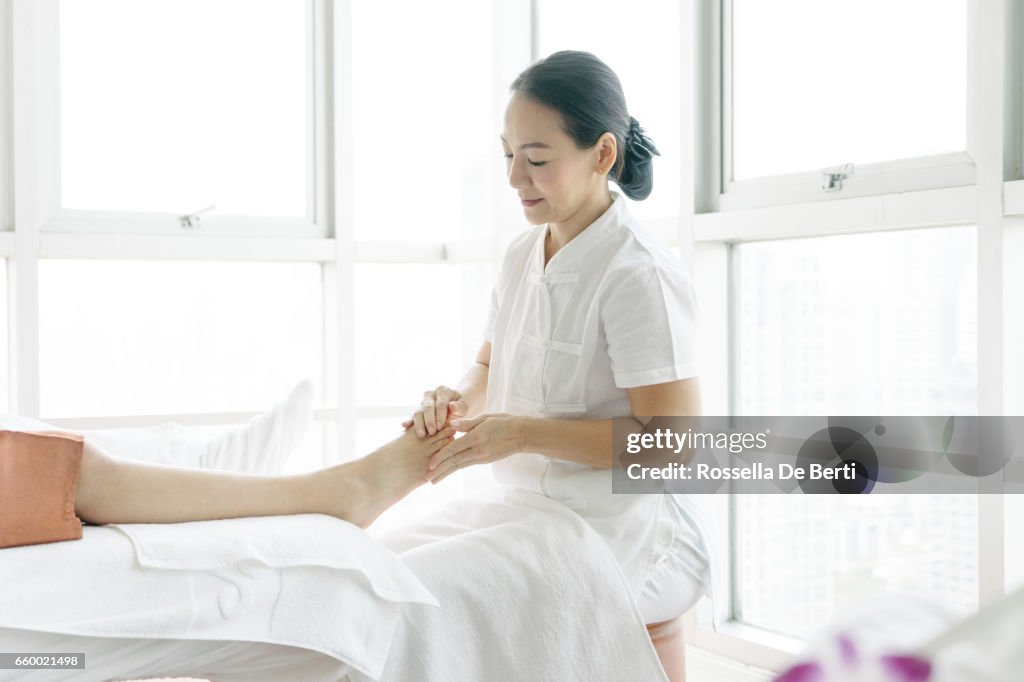 Die Fußmassage Senior Masseurin