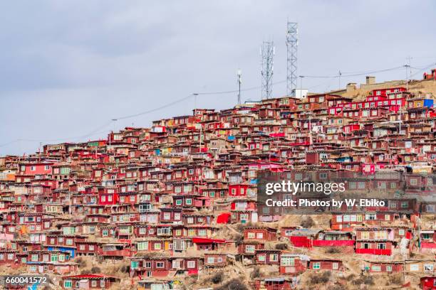 larung gar monastry - 中国 stock pictures, royalty-free photos & images