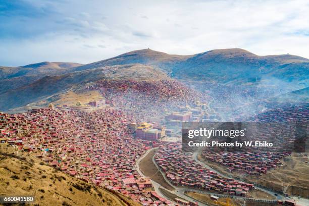 larung gar monastry - 僧院 stock pictures, royalty-free photos & images