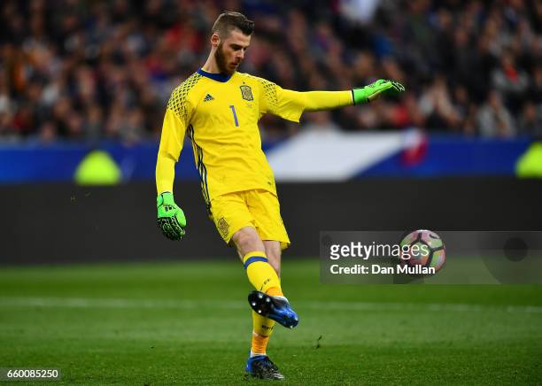 David de Gea of Spain passes the ball during the International Friendly match between France and Spain at the Stade de France on March 28, 2017 in...