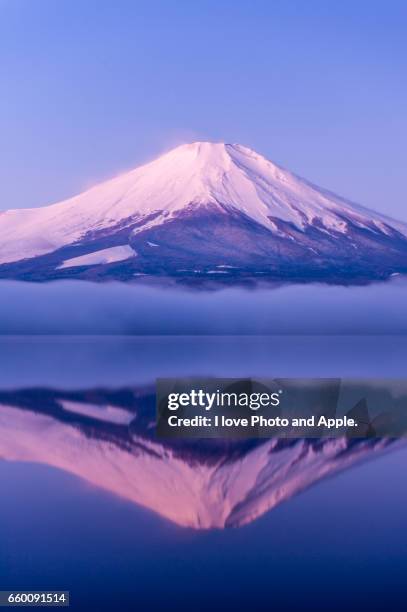 winter morning fuji - 逆さ stock-fotos und bilder