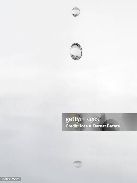 figure of a water drop on having struck on a water surface with a white bottom - movimiento hacia abajo stock pictures, royalty-free photos & images