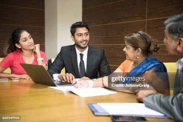 collega's in de vergaderzaal, jonge man met laptop - colleagues in discussion in office conference room stockfoto's en -beelden