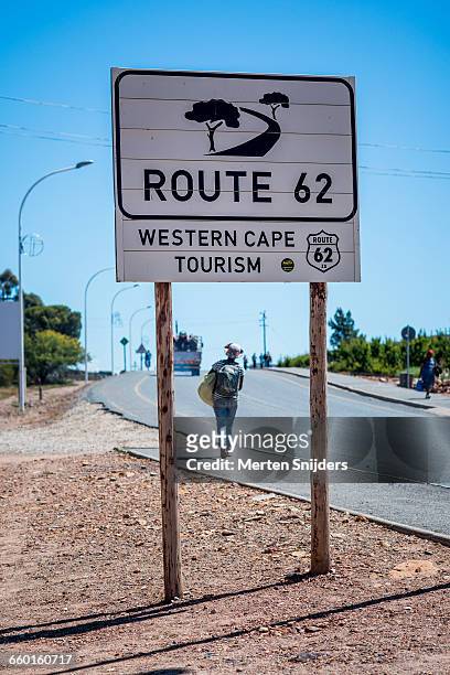 route 62 wesern cape tourism roadsign - 半沙漠高原 個照片及圖片檔