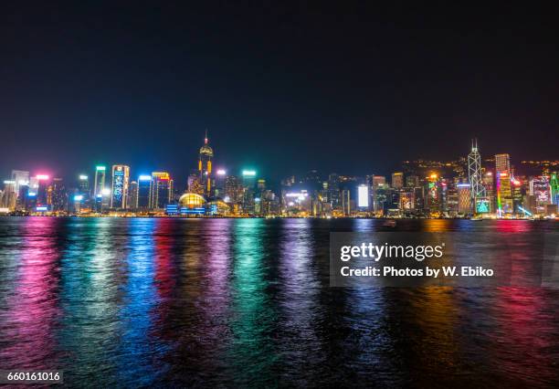 victoria harbour at night - 中国 stock pictures, royalty-free photos & images