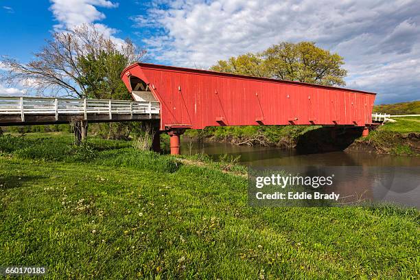 hogback covered bridge - ponte coberta ponte - fotografias e filmes do acervo