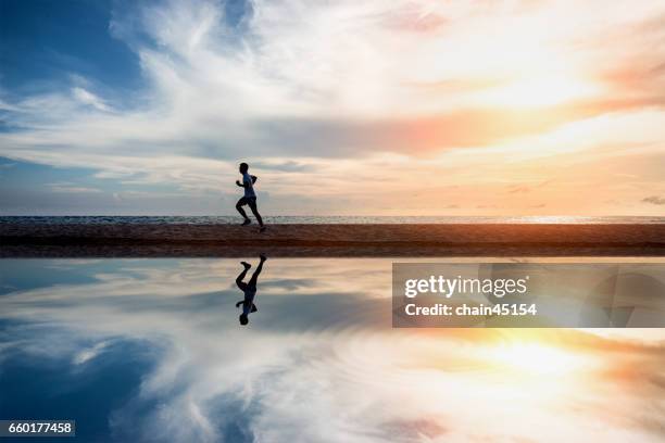 running exercise healthy lifestyle on the summer beach. exercise health concept. - laufmasche stock-fotos und bilder
