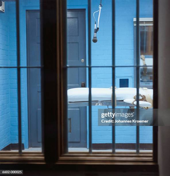 gurney in execution room - strumenti-per-esecuzioni foto e immagini stock